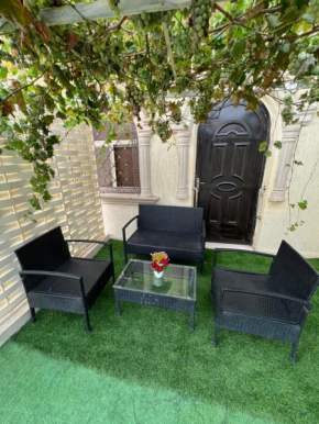 شقةكبيره 4 غرف منها 3 غرف نوم اطلاه مجلس صالة 4-room apartment, including 3 bedrooms, a living room, a sitting room, and a view